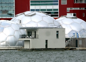 Duurzame waterwoning AutArk geopend in Rijnhaven