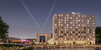 Ibis Style hotel en Pathé bioscoop Ahoy